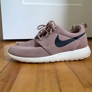 Nike Women’s Roshe One (Size 8)